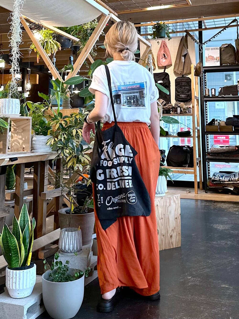 ブラック系のサンダル、オレンジ系のその他パンツ、グレー系のトートバッグを着用したレディースの夏コーディネートの2枚目の写真
