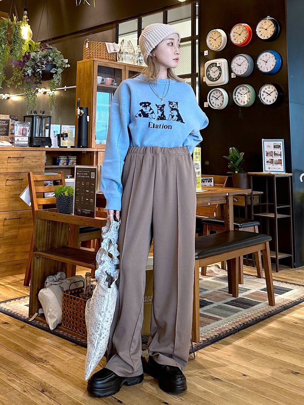 グレー系のトートバッグ、ブラック系のローファー、ブラウン系のその他パンツを着用したレディースの冬コーディネートの2枚目の写真