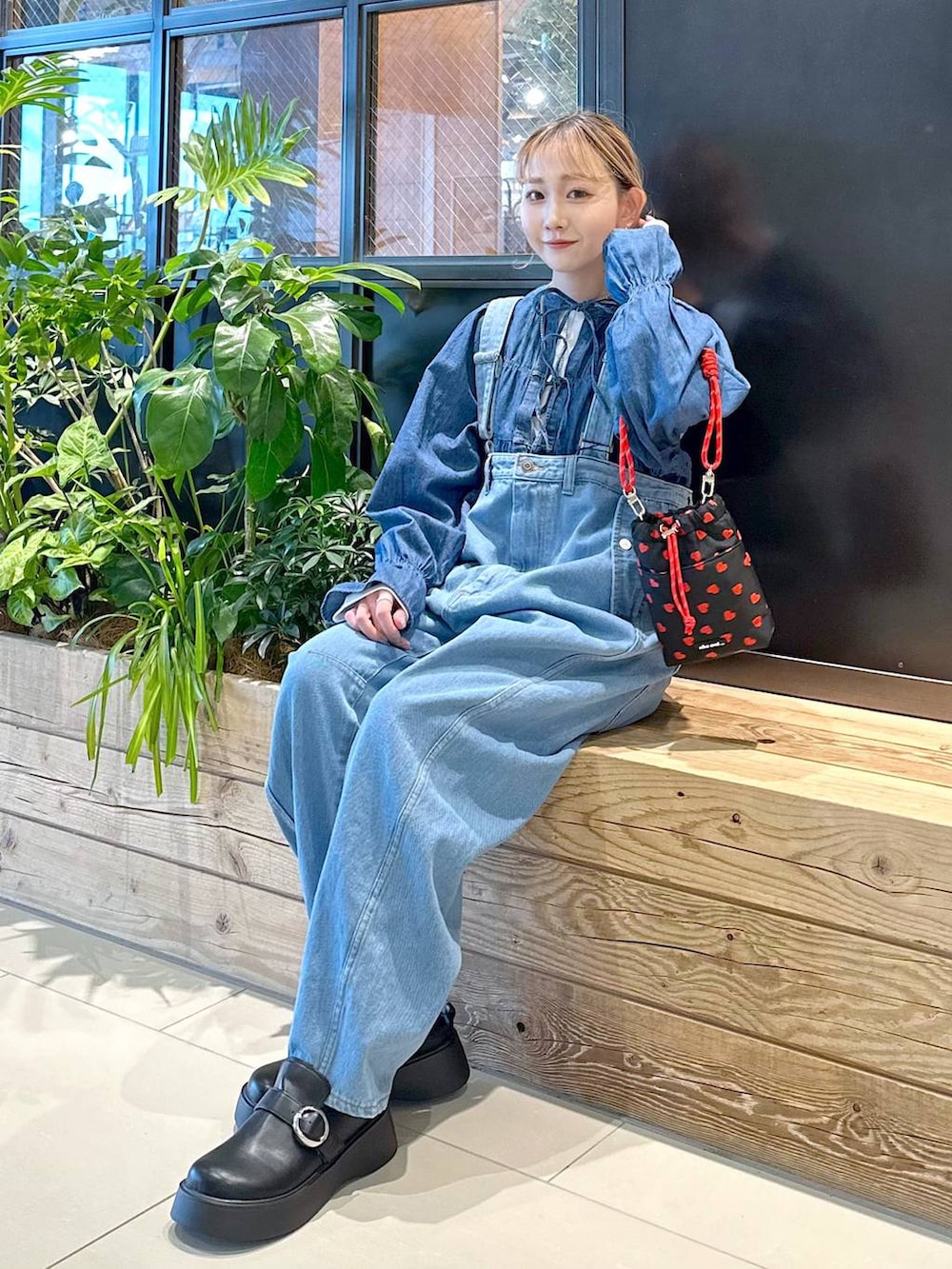 ブラック系のショルダーバッグ、ブルー系のシャツ/ブラウス、ブルー系のその他パンツを着用したレディースの冬コーディネートの4枚目の写真