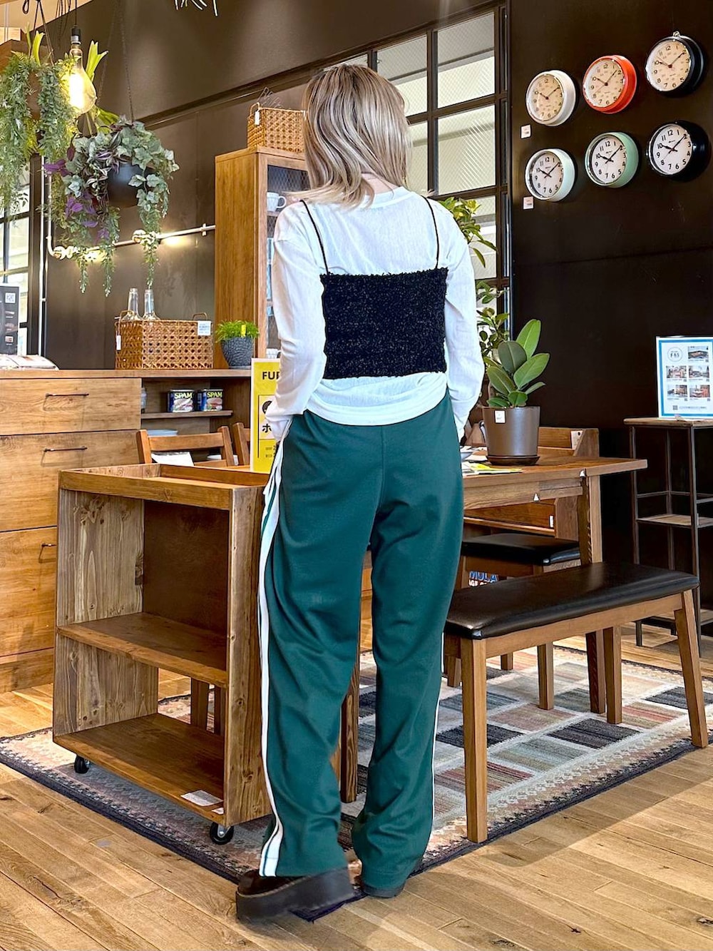 ブラック系のベスト、グリーン系のその他パンツ、ベージュ系のTシャツ/カットソーを着用したレディースの春コーディネートの3枚目の写真