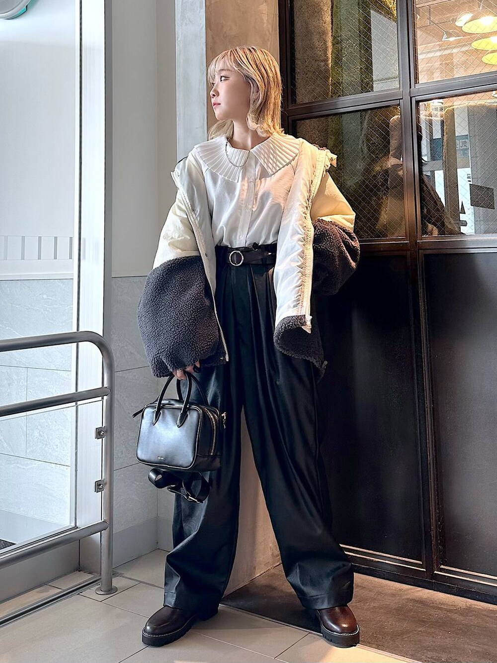 ブラック系のその他パンツ、ブラウン系のその他シューズ、ブラック系のショルダーバッグを着用したレディースの秋コーディネートの3枚目の写真