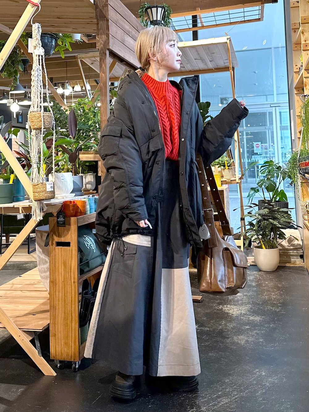 「差し色コーデ、低身長、個性派、デート/ロマンティック、女子会、旅行、niko and ...、アウター、コート、ニット、ダウンジャケット、スカート、ロングスカート、ショルダーバッグ、バッグ」｜「niko and...のアライドNEWモンスターブルゾン（ブルゾン、ブラック系）」を使った、すなぎもさん（レディース・153cm）の冬コーディネートの4枚目の写真