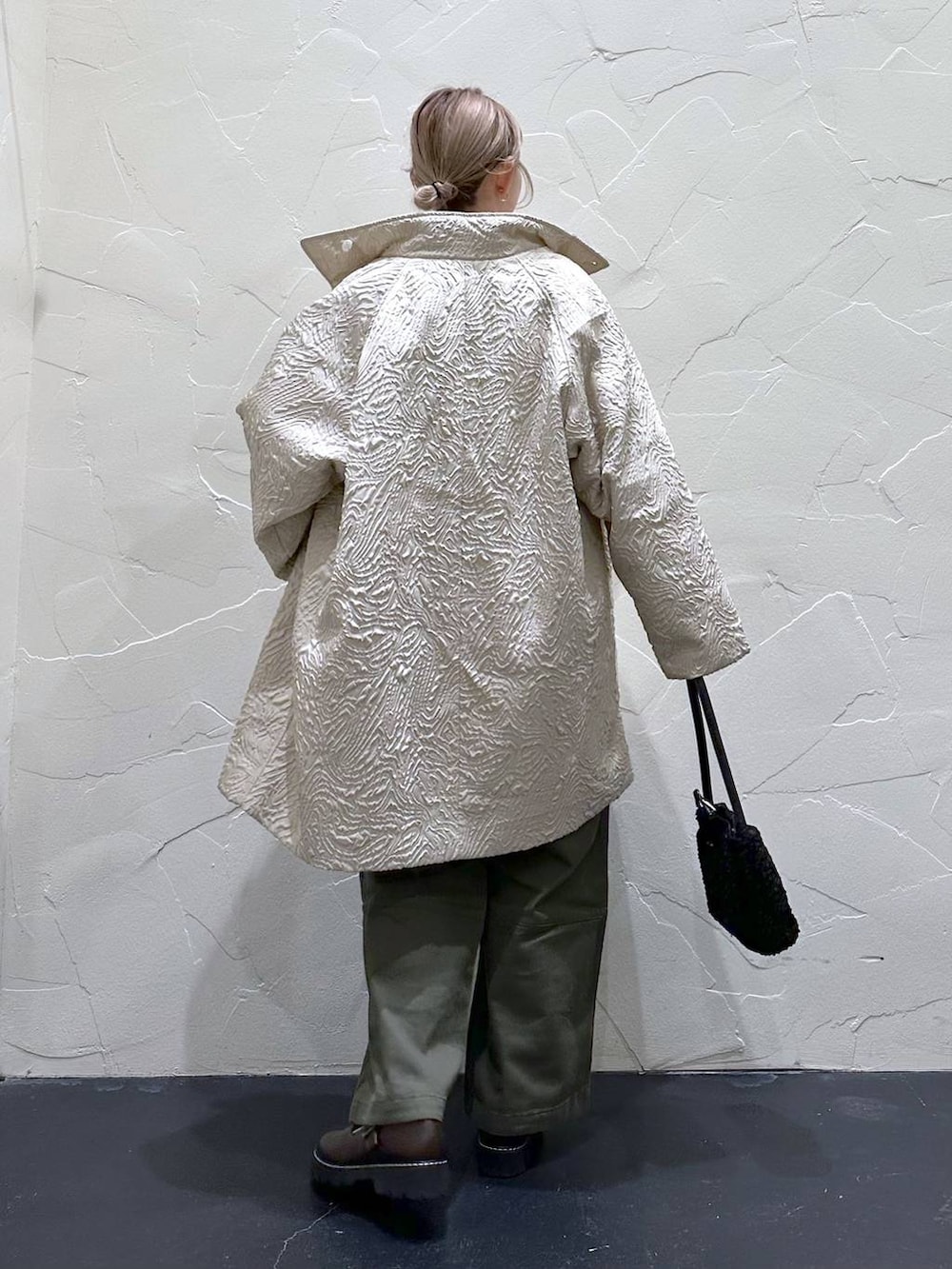 ブラウン系のその他シューズ、グリーン系のその他パンツ、オレンジ系のニット/セーターを着用したレディースの冬コーディネートの4枚目の写真