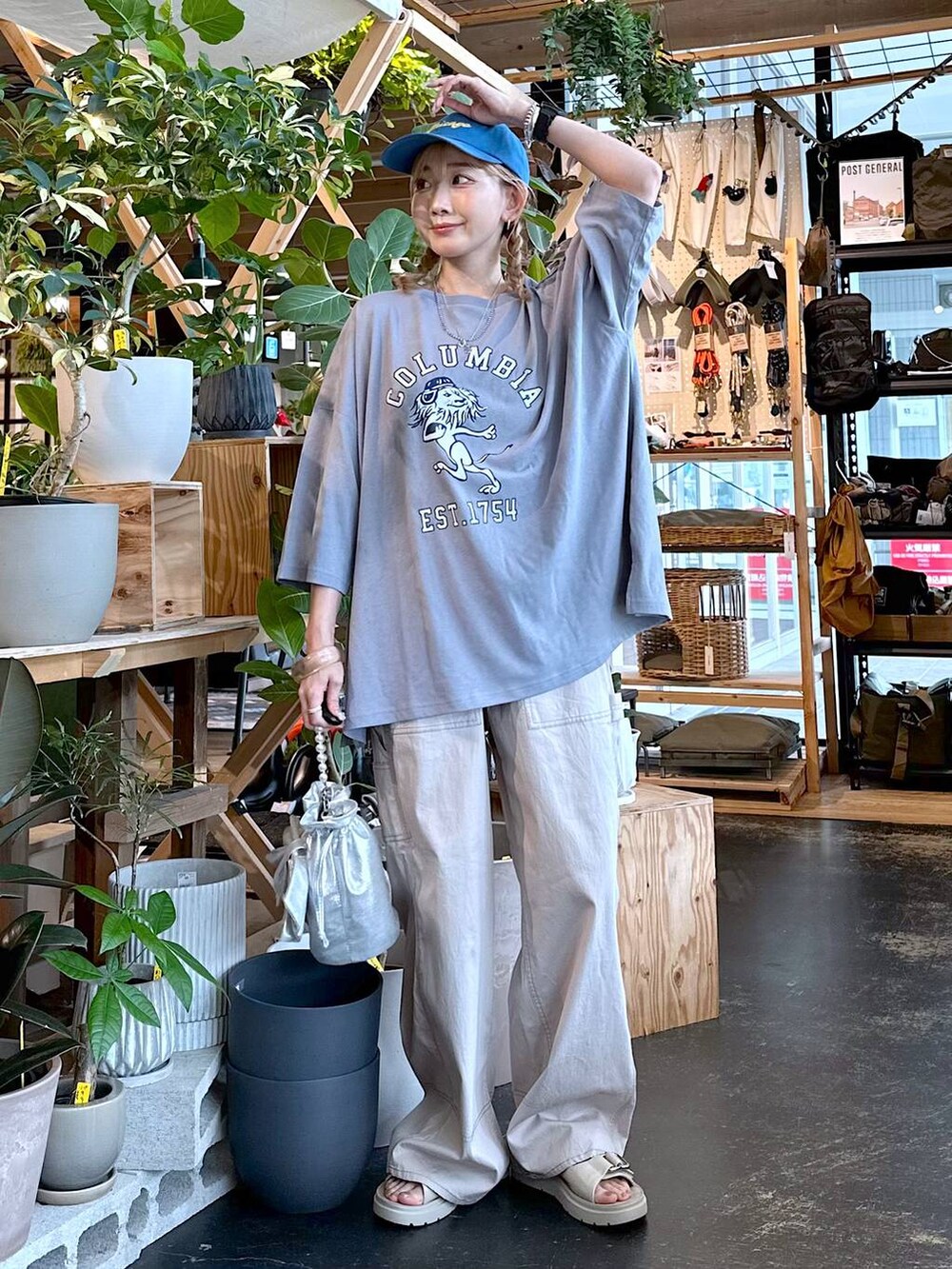 ベージュ系のその他パンツ、グレー系のショルダーバッグ、ブルー系のキャップを着用したレディースの夏コーディネートの5枚目の写真