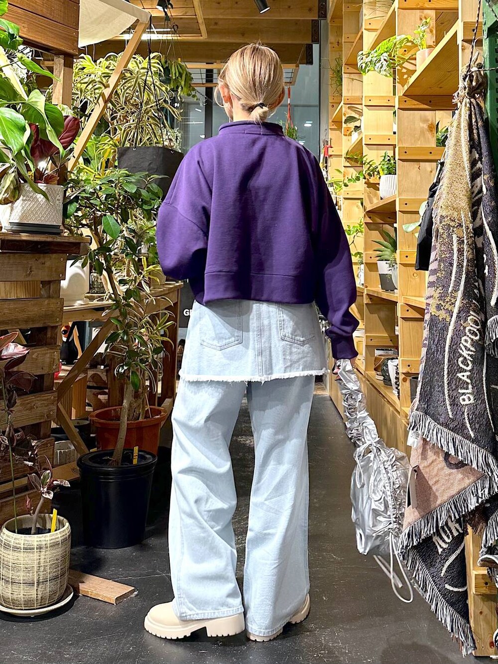 ベージュ系のブーツ、パープル系のその他トップス、グレー系のショルダーバッグを着用したレディースの冬コーディネートの3枚目の写真