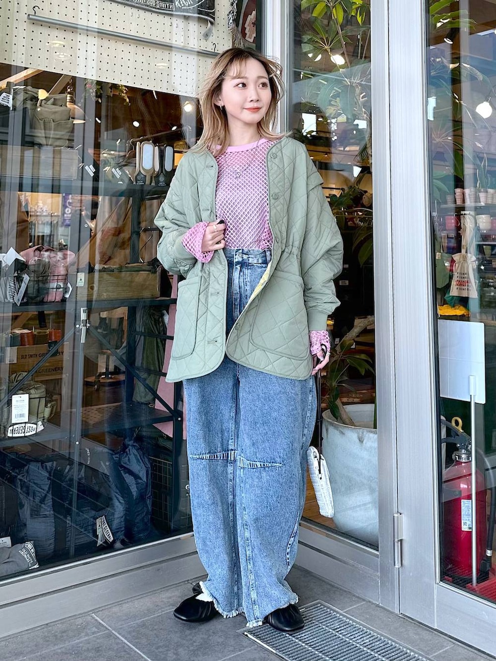 「差し色コーデ、低身長、個性派、デート/ロマンティック、女子会、旅行、niko and ...、ミリタリー、ミリタリージャケット、キャミソール、アウター、ジャケット、デニムパンツ、ワイドパンツ、ショルダーバッグ」|「niko and...のリバーシブルキルトジャケット(その他アウター、グリーン系)」を使った、すなぎもさん(レディース・153cm)の春コーディネートの4枚目の写真