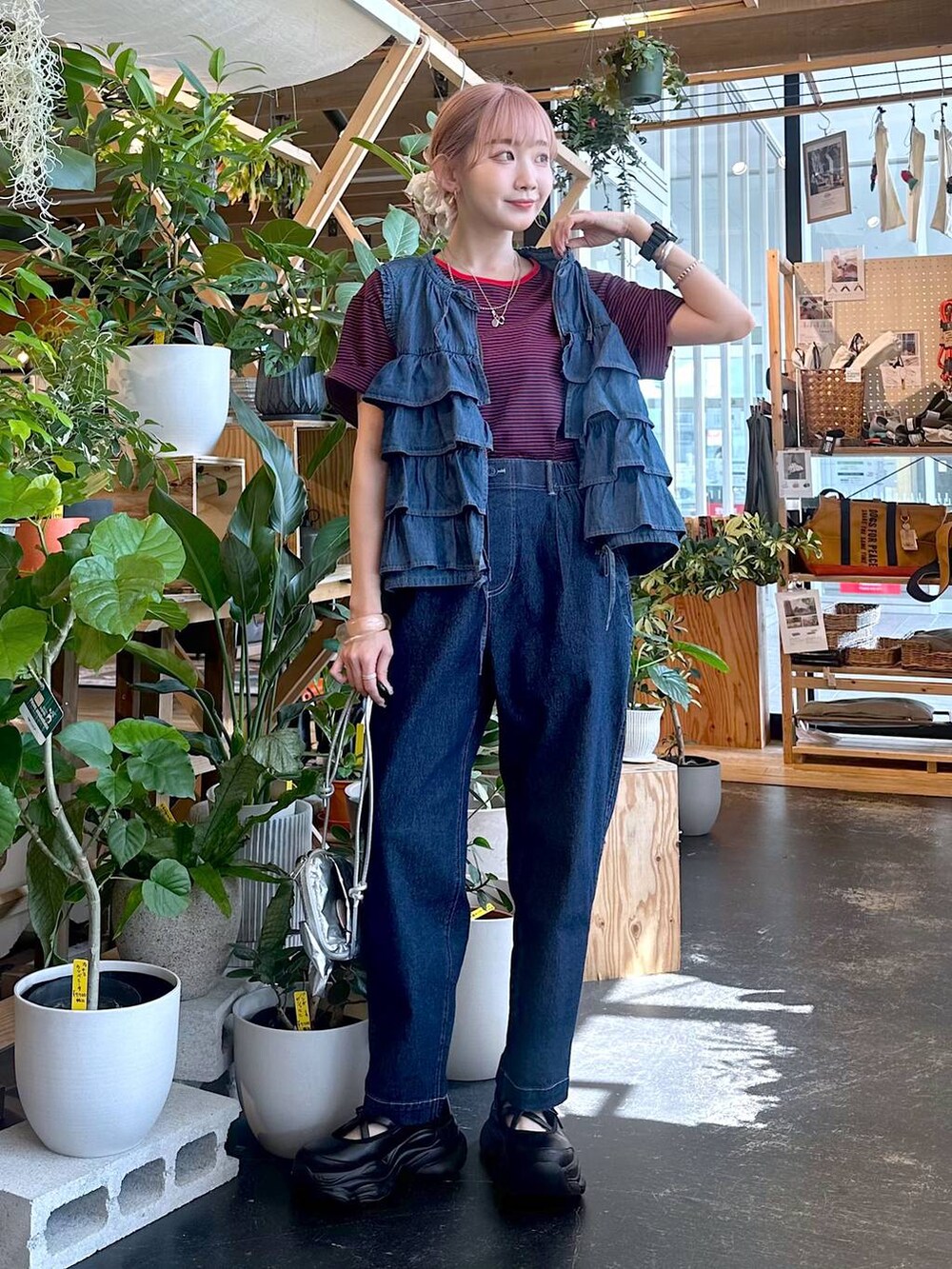 ブラック系のスニーカー、ブルー系のその他パンツ、ブルー系のベストを着用したレディースの夏コーディネートの3枚目の写真