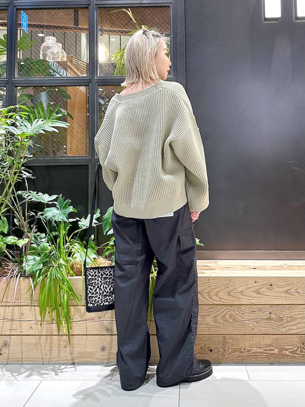 「差し色コーデ、低身長、個性派、niko and...、旅行、女子会、ヘアアクセサリー、カーディガン、ニット、ワイドパンツ、ショルダーバッグ、バッグ、セールコーデ、秋コーデ、デート/ロマンティック」｜「niko and...のミニバンス20Pセット[tiny tiny(ティニーティニー)]（バレッタ/ヘアクリップ、その他）」を使った、すなぎもさん（レディース・153cm）の夏コーディネートの3枚目の写真
