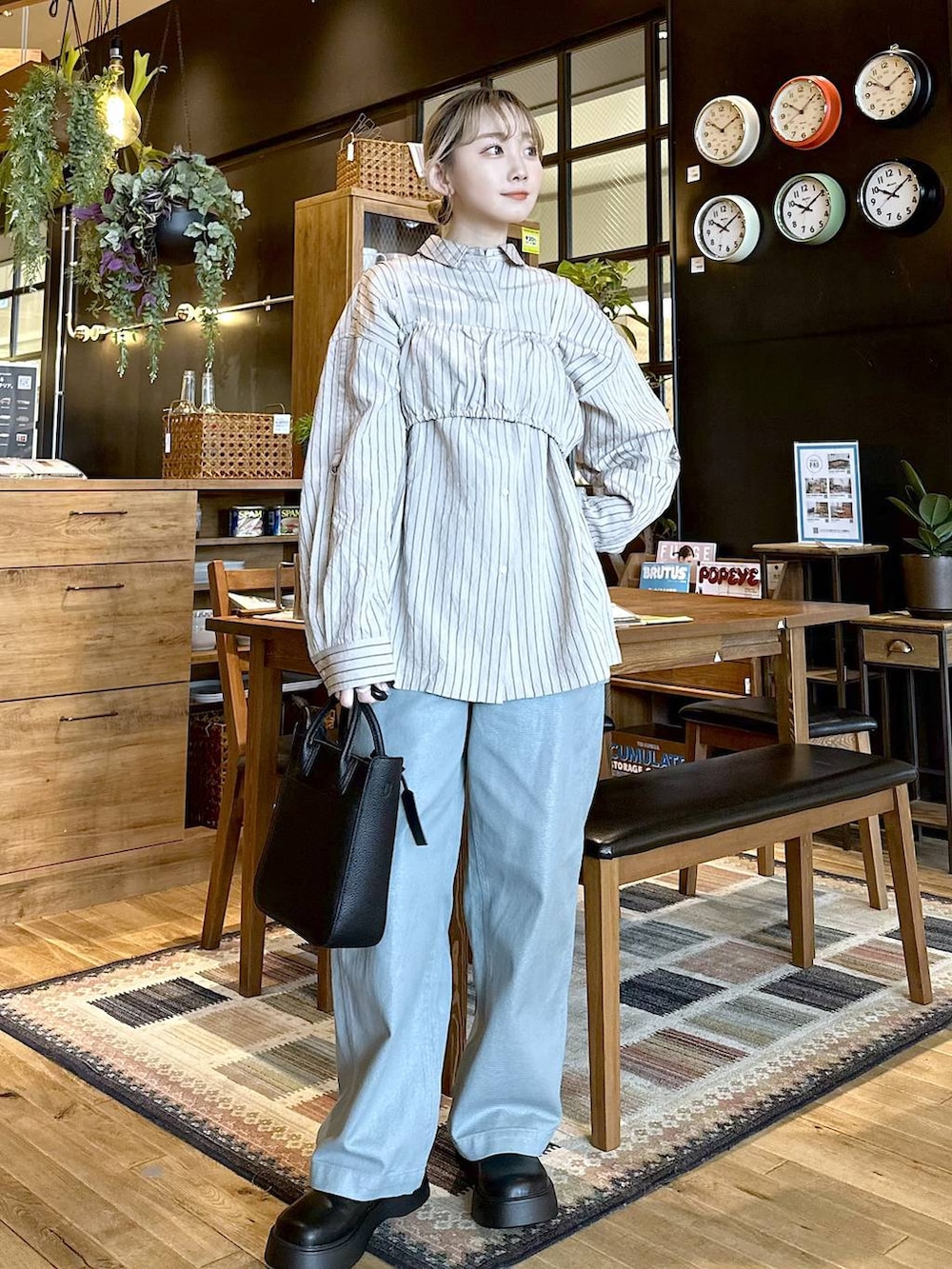 「差し色コーデ、低身長、個性派、デート/ロマンティック、女子会、旅行、niko and ...、シャツ、ワイドパンツ、バッグ、パンツ、ハンドバッグ、オーバーサイズ、春コーデ」｜「niko and...のオリジナルライト2WAYトートバッグ（トートバッグ、ブラック系）」を使った、すなぎもさん（レディース・153cm）の春コーディネートの2枚目の写真