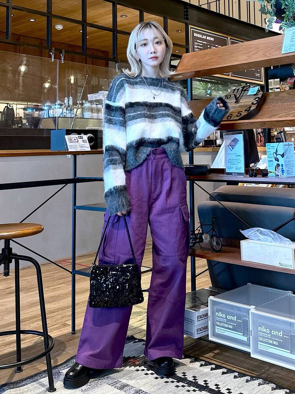 「差し色コーデ、低身長、個性派、デート/ロマンティック、旅行、niko and ...、女子会、ピアス、ニット、ワイドパンツ、ショルダーバッグ、バッグ、ショートブーツ、ブーツ、冬コーデ」|「niko and...のSilver925 フープピアス(ピアス(両耳用)、グレー系)」を使った、すなぎもさん(レディース・153cm)の冬コーディネートの4枚目の写真