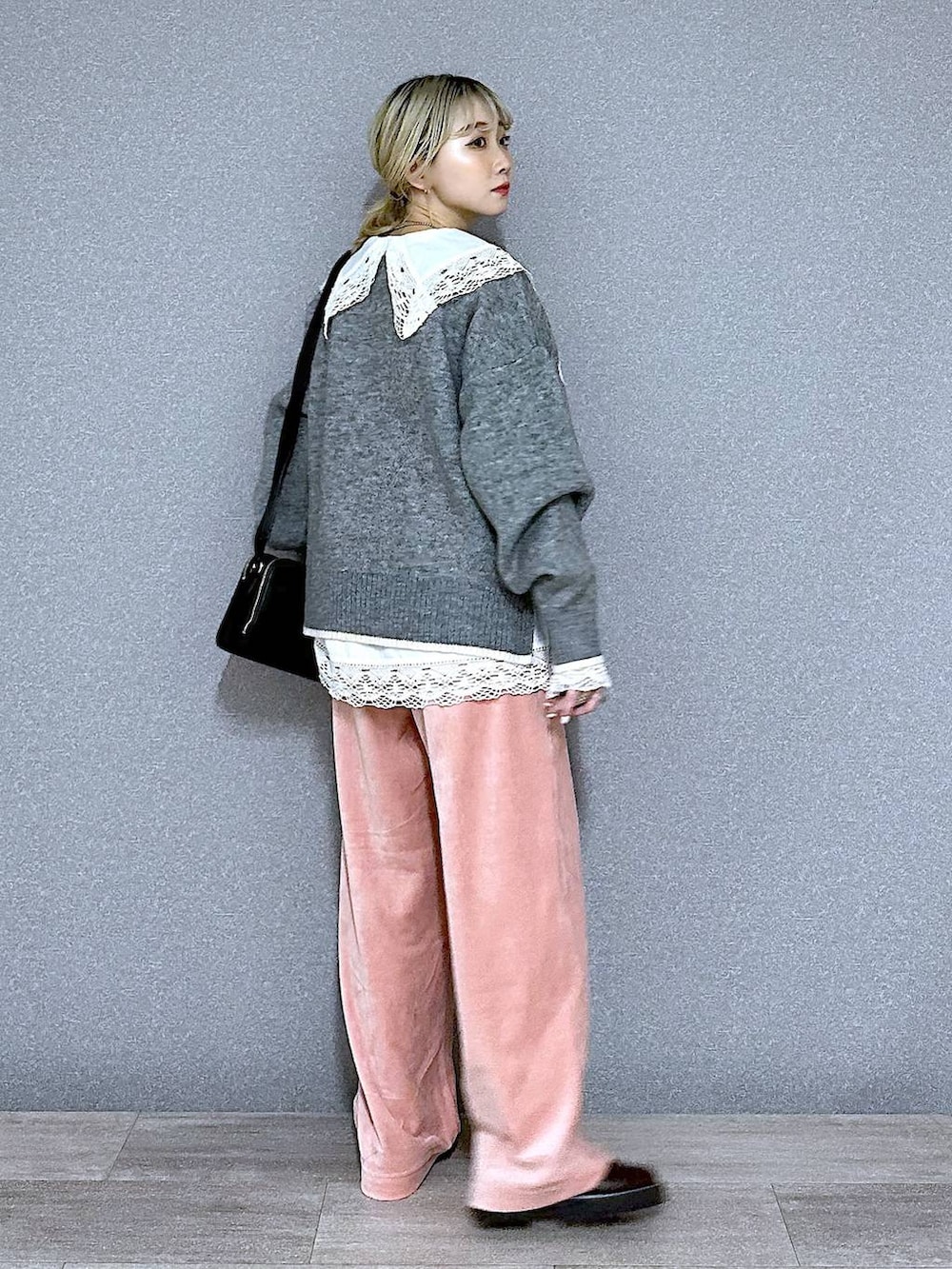ピンク系のその他パンツ、ブラウン系のその他シューズ、ブラック系のショルダーバッグを着用したレディースの秋コーディネートの3枚目の写真