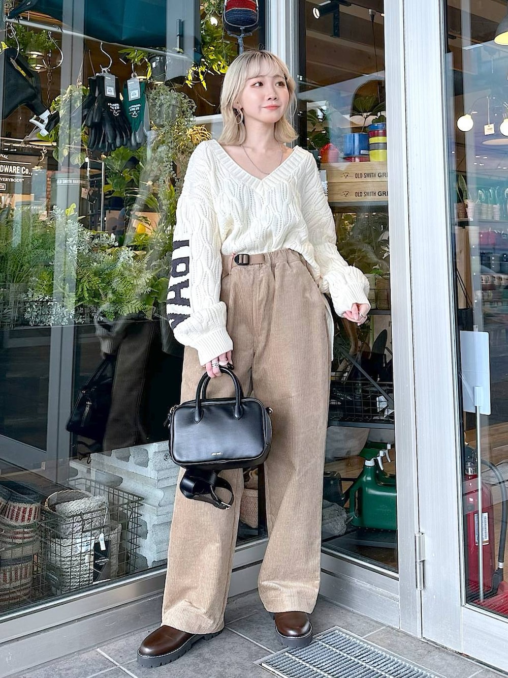ブラウン系のその他パンツ、ブラウン系のその他シューズ、ブラック系のショルダーバッグを着用したレディースの秋コーディネートの3枚目の写真