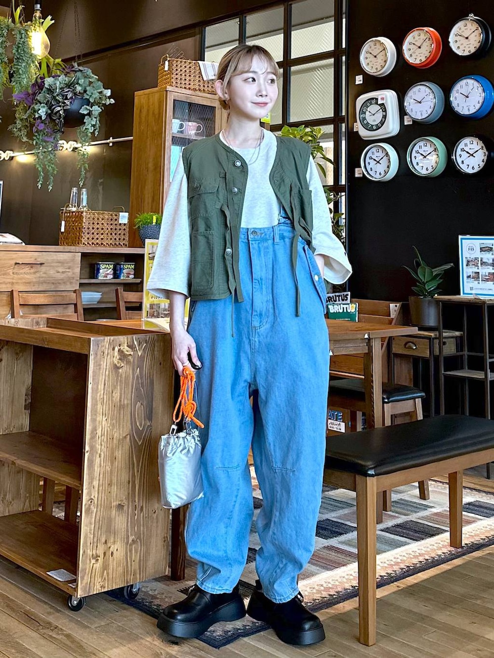 ブルー系のその他パンツ、グリーン系のベスト、グレー系のショルダーバッグを着用したレディースの冬コーディネートの5枚目の写真