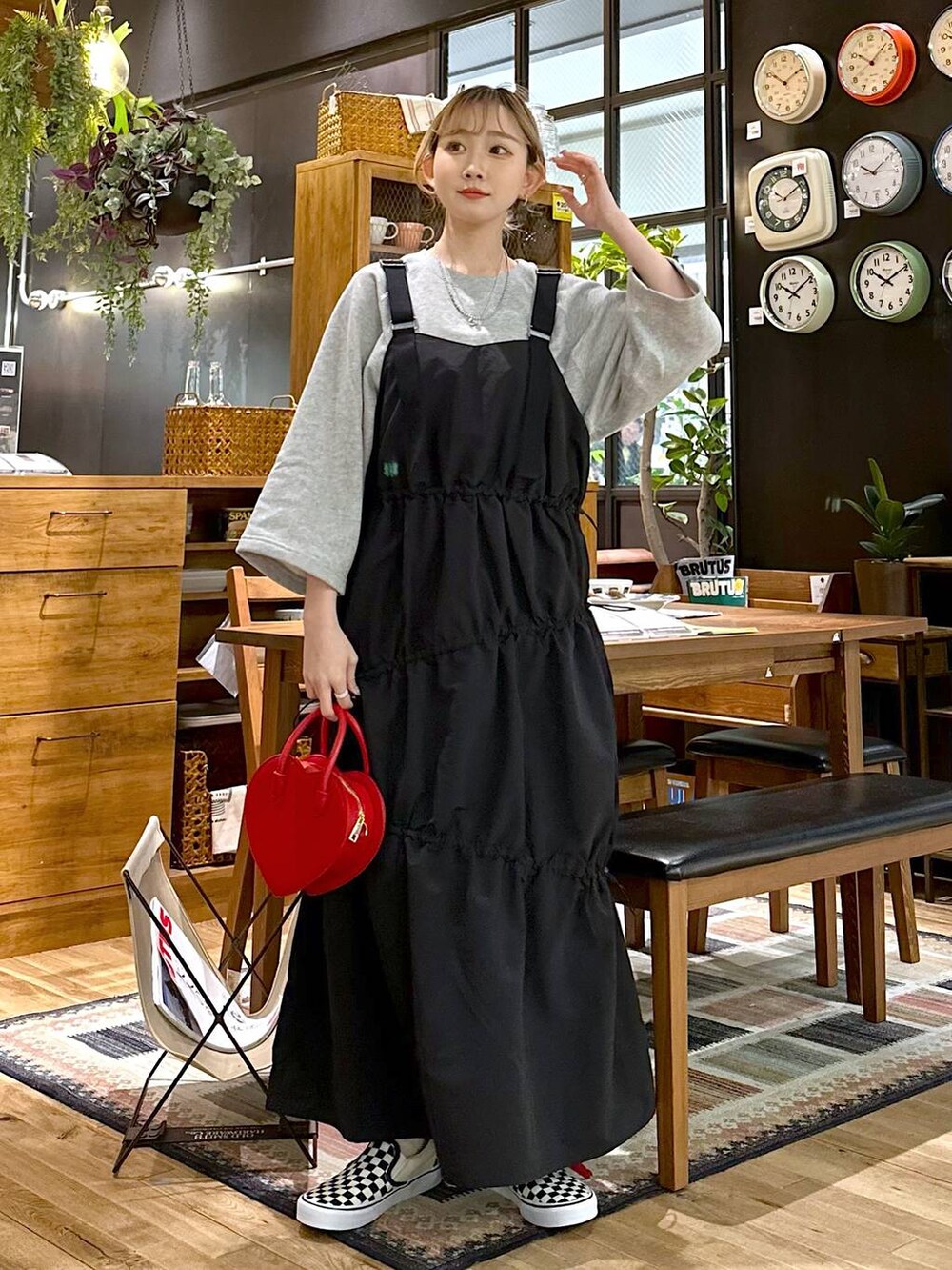 レッド系のショルダーバッグ、グレー系のTシャツ/カットソーを着用したレディースの冬コーディネートの2枚目の写真