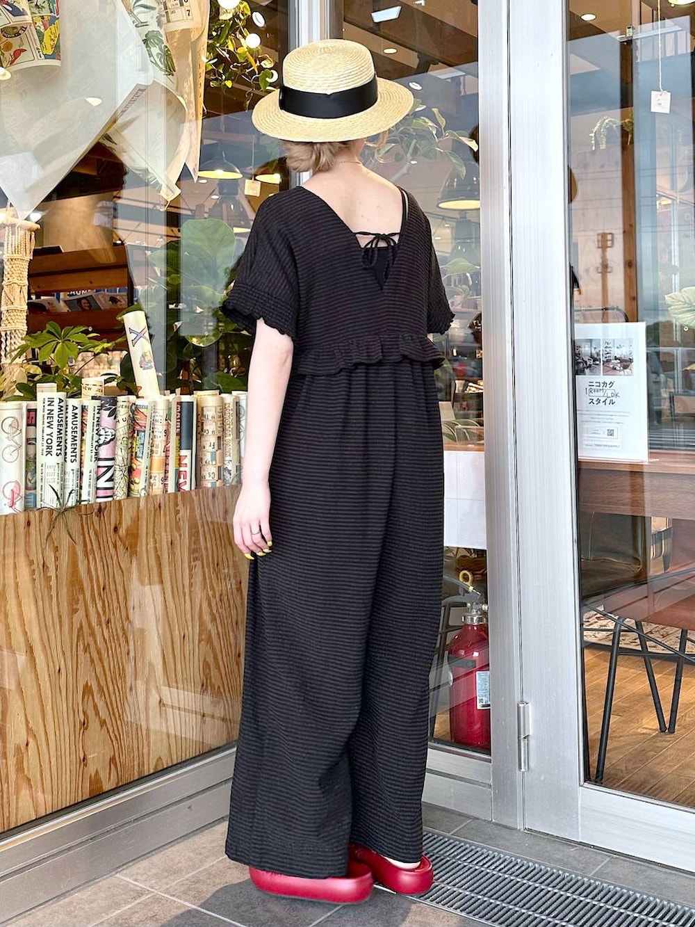 「差し色コーデ、低身長、個性派、デート/ロマンティック、女子会、旅行、niko and ...、ハット、ハンドバッグ、バッグ、サンダル、大人カジュアル、カジュアル、カジュアルコーデ、ガーリー」｜「niko and...のオリジナルボリュームスライドサンダル（サンダル、レッド系）」を使った、すなぎもさん（レディース・153cm）の春コーディネートの3枚目の写真