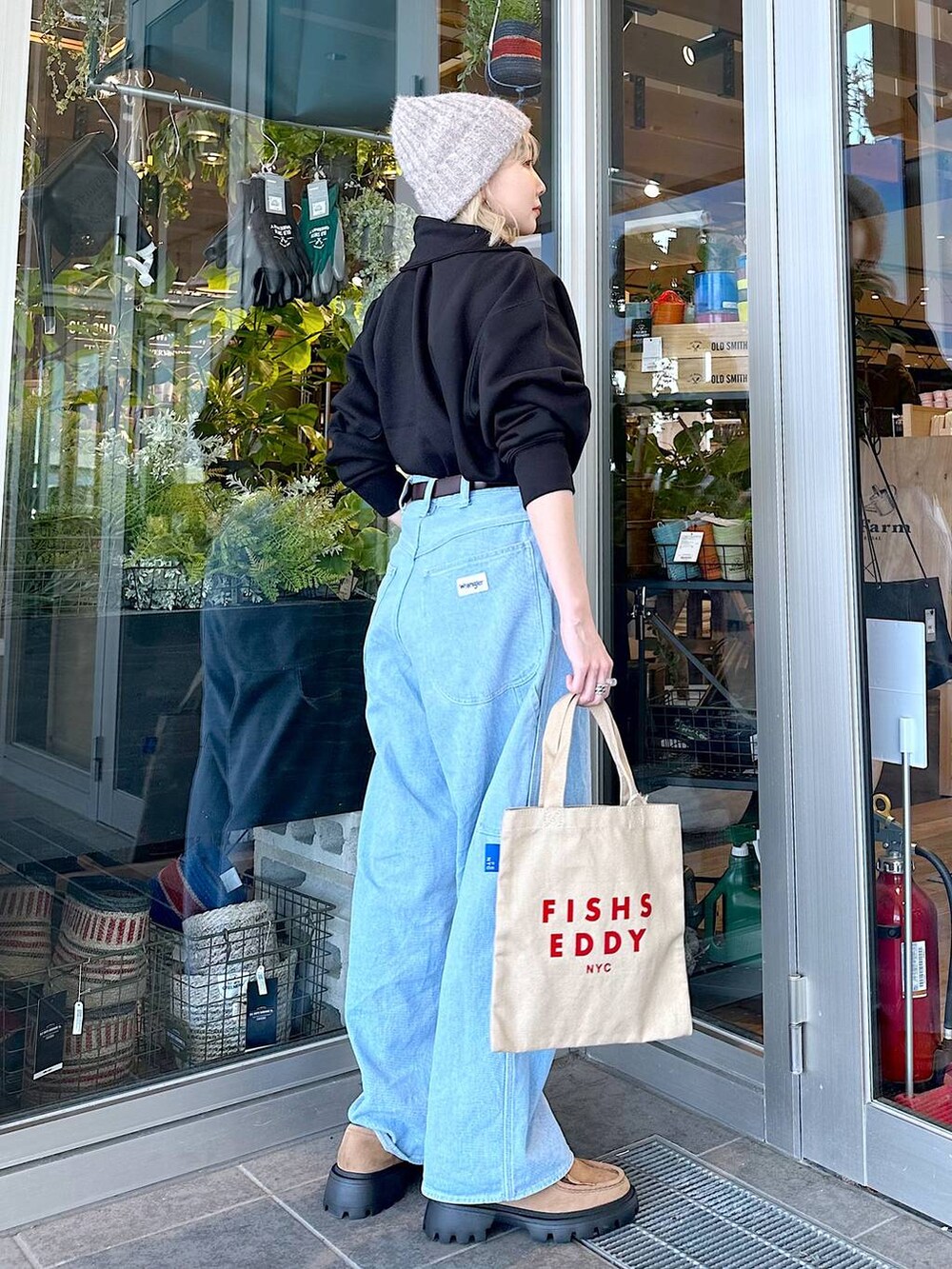 ブルー系のその他パンツ、イエロー系のモカシン/デッキシューズ、ベージュ系のトートバッグを着用したレディースの秋コーディネートの3枚目の写真