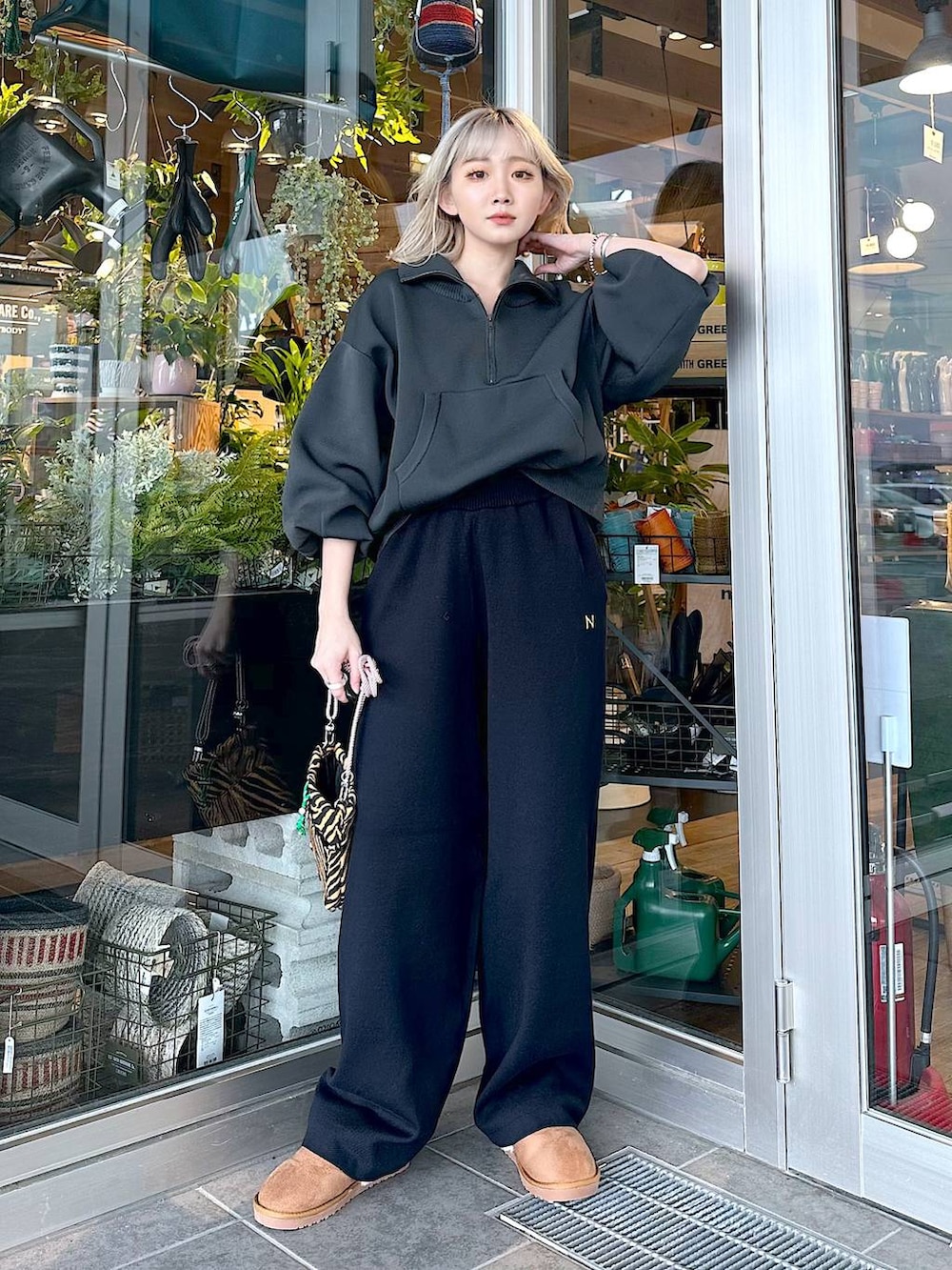 「差し色コーデ、低身長、個性派、デート/ロマンティック、女子会、旅行、niko and...、スウェット、ニット、ワイドパンツ、ショルダーバッグ、バッグ、ブーツ、秋コーデ、冬コーデ」｜「niko and...のオリジナルフェイクムートンシューズ（その他シューズ、イエロー系）」を使った、すなぎもさん（レディース・153cm）の秋コーディネートの4枚目の写真