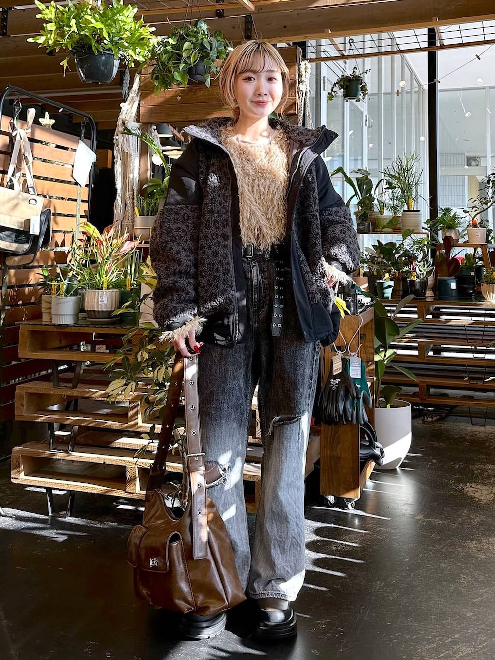 「差し色コーデ、低身長、個性派、デート/ロマンティック、女子会、旅行、niko and ...、アウター、ジャケット、デニムパンツ、ワイドパンツ、パンツ、ショルダーバッグ、バッグ、ショートブーツ」|「niko and...のスポーティースタンドボアジャケット(ブルゾン、グレー系)」を使った、すなぎもさん(レディース・153cm)の秋コーディネートの4枚目の写真