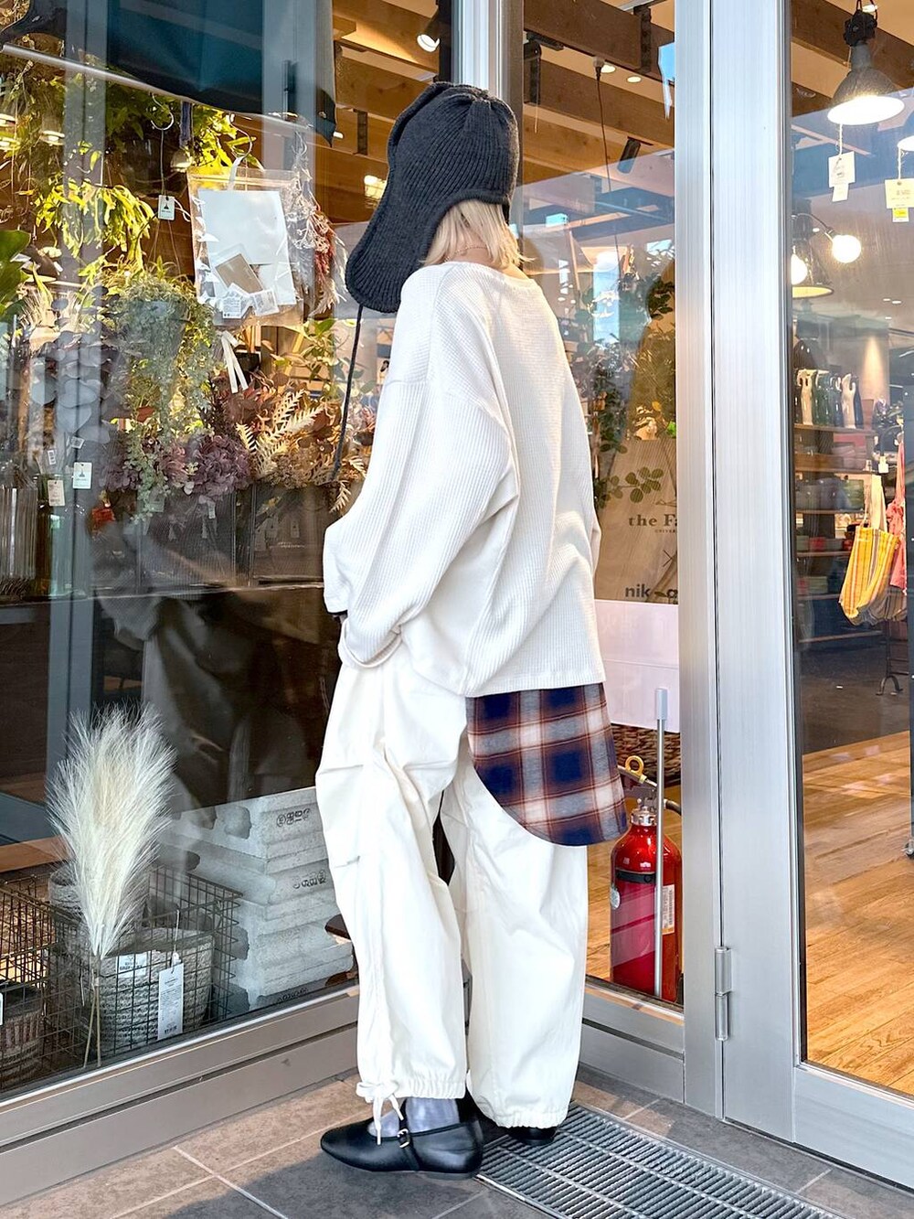 その他のパンプス、ブルー系のシャツ/ブラウス、レッド系のショルダーバッグを着用したレディースの秋コーディネートの2枚目の写真