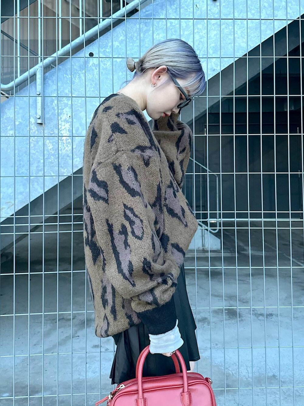 ブラウン系のカーディガン/ボレロ、グレー系のブーツ、ブラウン系のショルダーバッグを着用したレディースの秋コーディネートの6枚目の写真