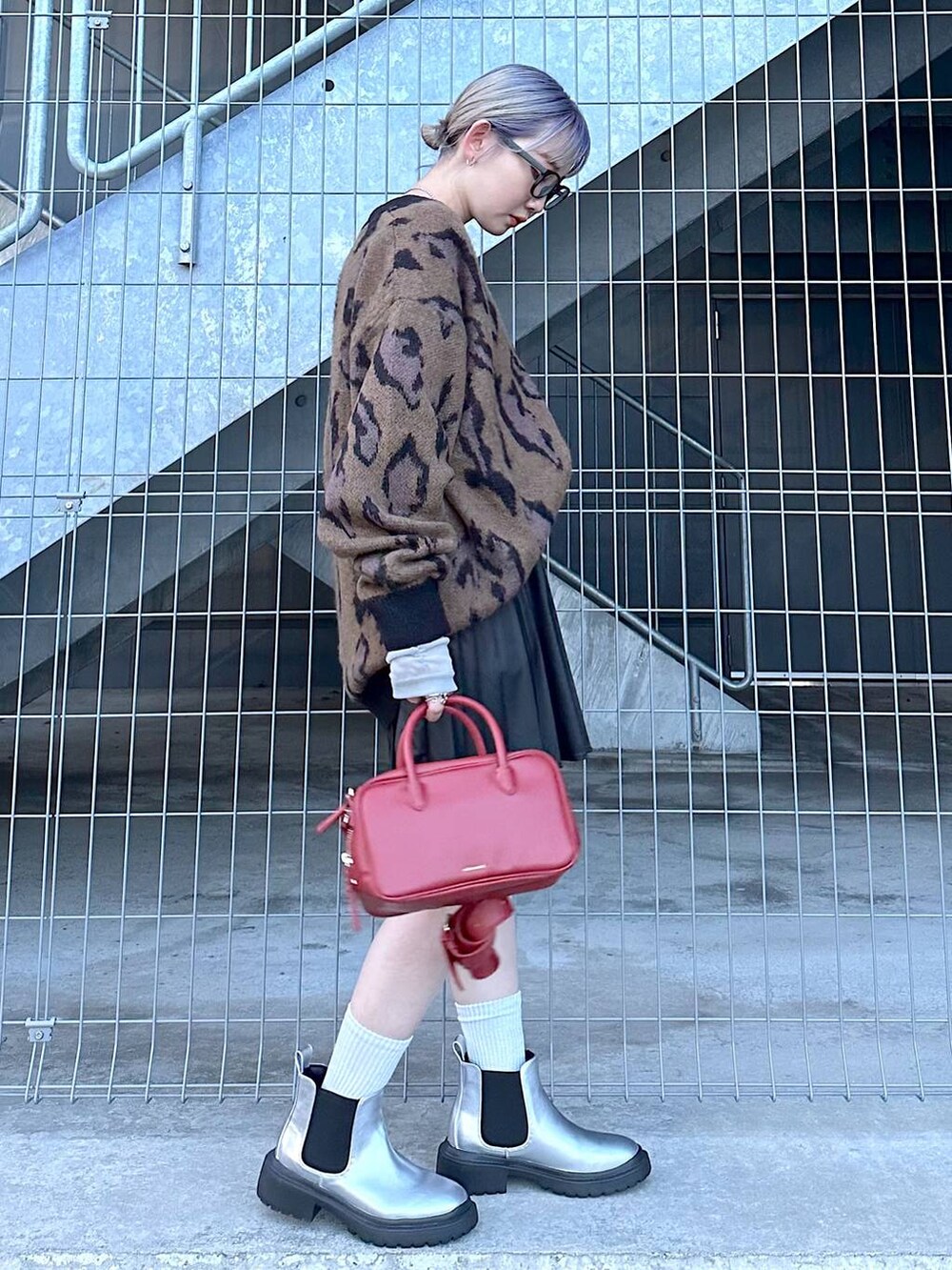 ブラウン系のカーディガン/ボレロ、グレー系のブーツ、ブラウン系のショルダーバッグを着用したレディースの秋コーディネートの2枚目の写真