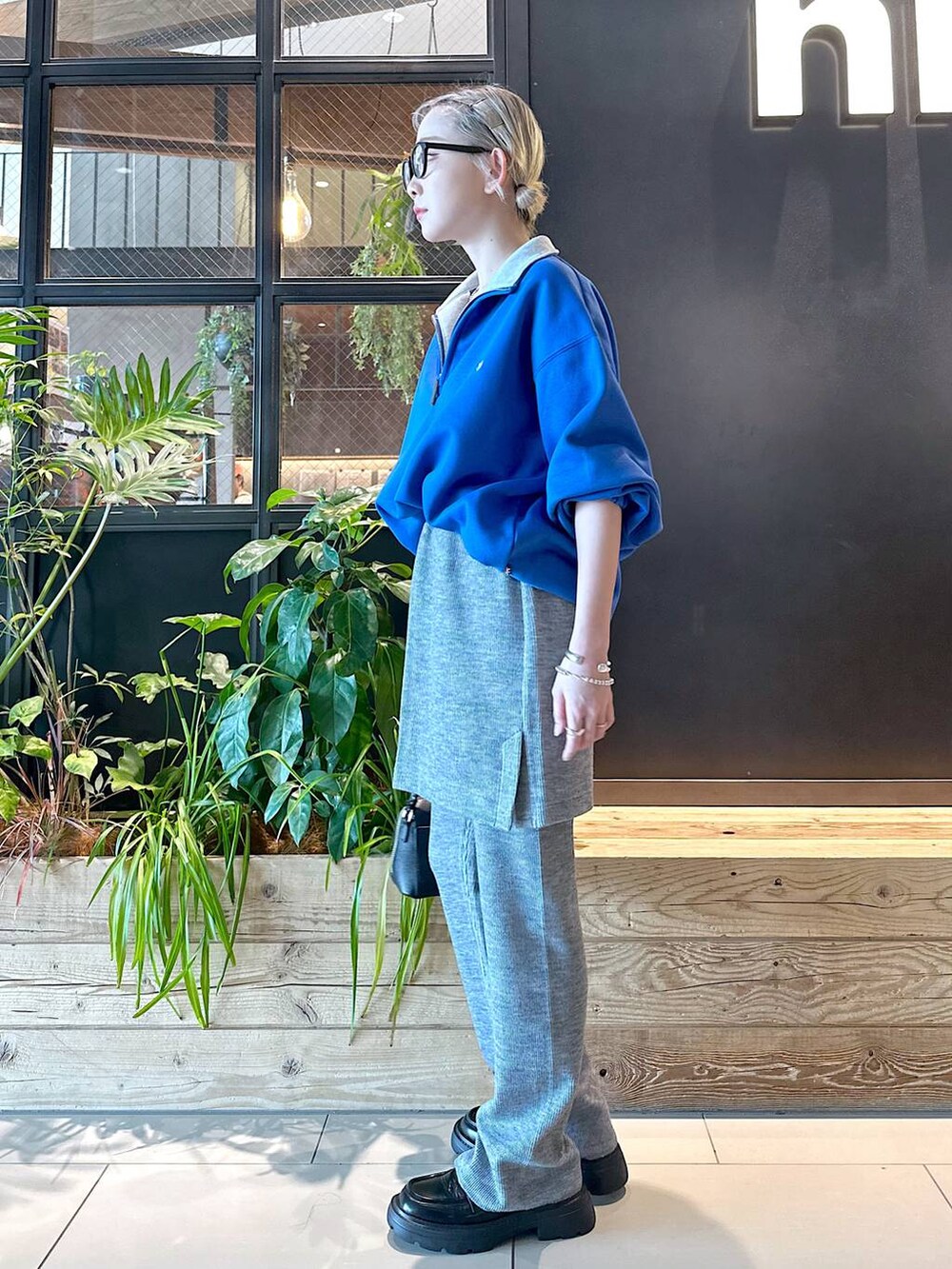 ブラック系のショルダーバッグ、グレー系のその他パンツ、ブラック系のローファーを着用したレディースの秋コーディネートの3枚目の写真