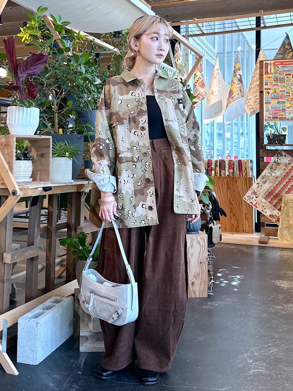「バッグ、パンプス、秋コーデ、ユニセックス、秋冬新作、差し色コーデ、低身長、個性派、デート/ロマンティック、女子会、旅行、niko and ...、ジャケット、ジャケットスタイル、ミリタリー」｜「niko and...のルームドライ/2WAYベアカップキャミソール（キャミソール、ブラック系）」を使った、すなぎもさん（レディース・153cm）の秋コーディネートの2枚目の写真