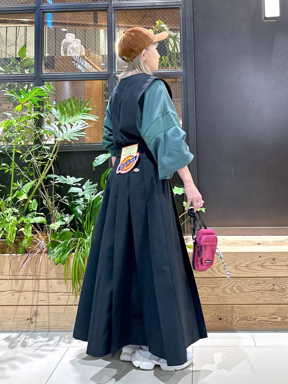 パープル系のショルダーバッグ、グレー系のスニーカー、グリーン系のスウェットを着用したレディースの秋コーディネートの2枚目の写真