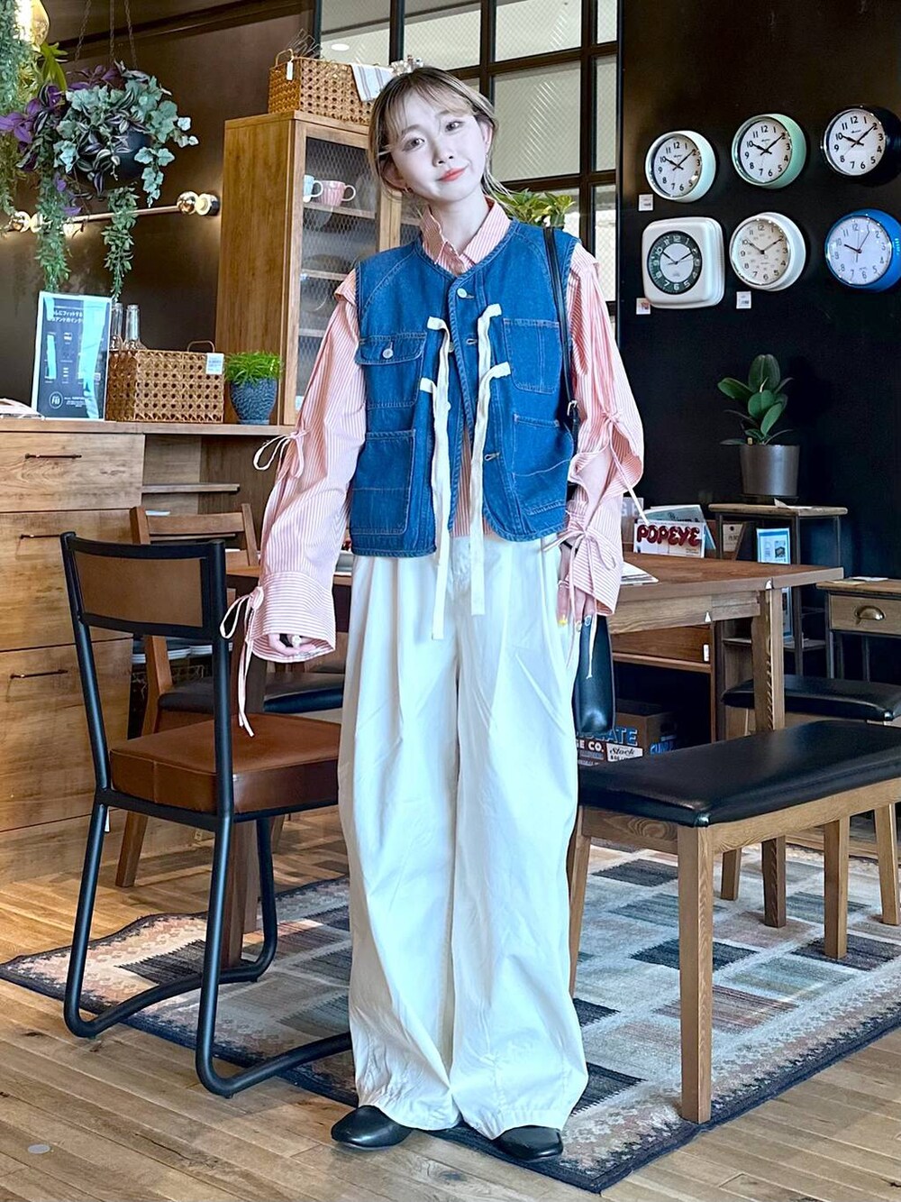 その他のパンプス、ブルー系のベスト、オレンジ系のシャツ/ブラウスを着用したレディースの春コーディネートの2枚目の写真