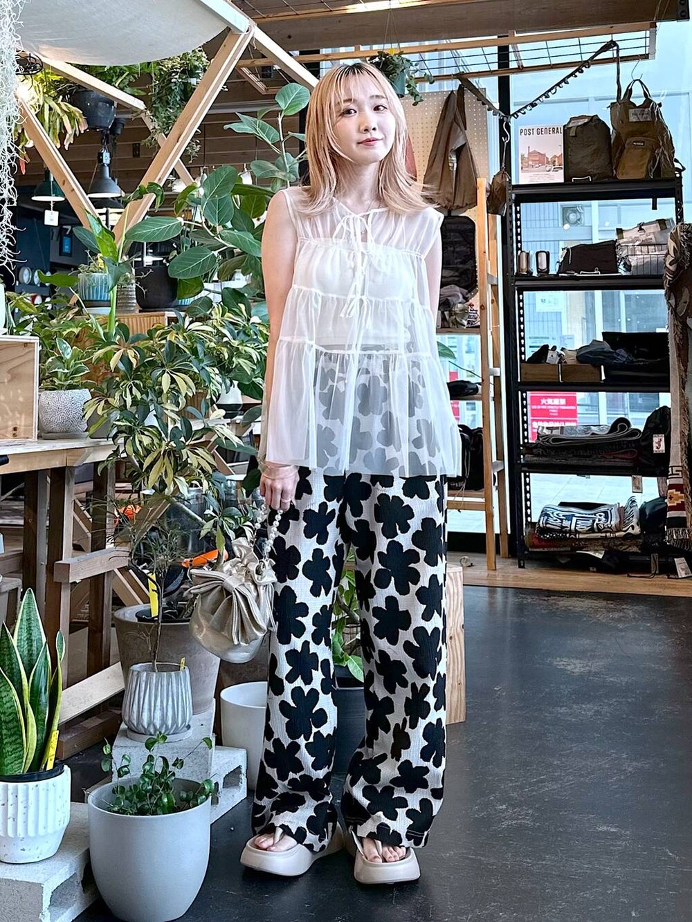 ベージュ系のサンダル、ホワイト系のその他パンツ、ベージュ系のキャミソールを着用したレディースの夏コーディネートの3枚目の写真