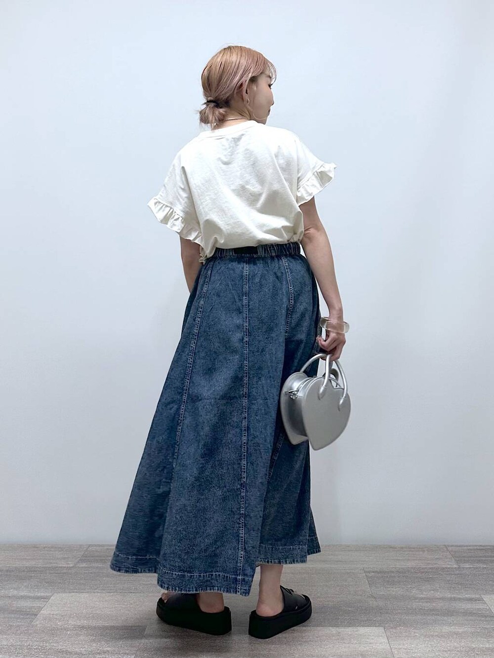 「差し色コーデ、低身長、個性派、デート/ロマンティック、女子会、旅行、niko and ...、Tシャツ、スカート、ロングスカート、ショルダーバッグ、バッグ、サンダル、夏コーデ、オーバーサイズ」｜「tiny tinyのハート2WAYトートバッグ[tiny tiny(ティニーティニー)]（ショルダーバッグ、シルバー系）」を使った、すなぎもさん（レディース・153cm）の夏コーディネートの3枚目の写真
