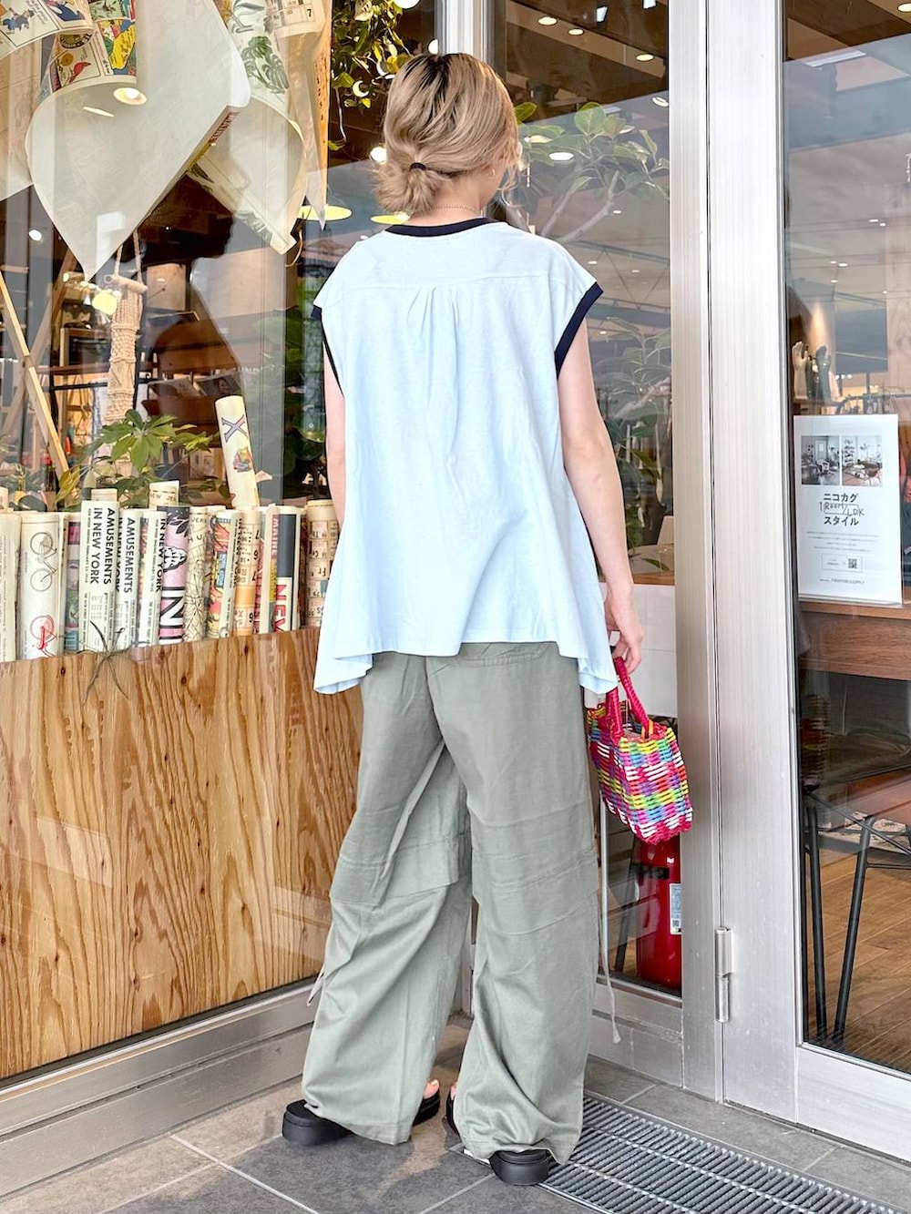 「差し色コーデ、低身長、個性派、デート/ロマンティック、女子会、旅行、niko and ...、サングラス、Tシャツ、新作、ワイドパンツ、パンツ、ハンドバッグ、バッグ、サンダル」｜「niko and...のレイヤードライクスリットパンツ（その他パンツ、グリーン系）」を使った、すなぎもさん（レディース・153cm）の春コーディネートの3枚目の写真