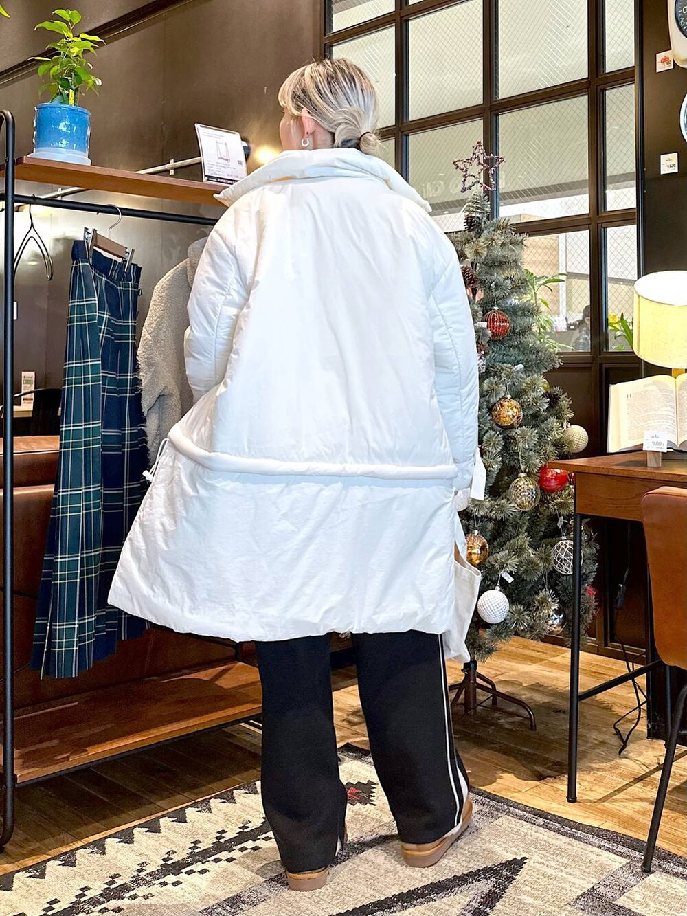 ホワイト系のその他パンツ、ホワイト系のトートバッグ、ホワイト系のその他アウターを着用したレディースの秋コーディネートの3枚目の写真