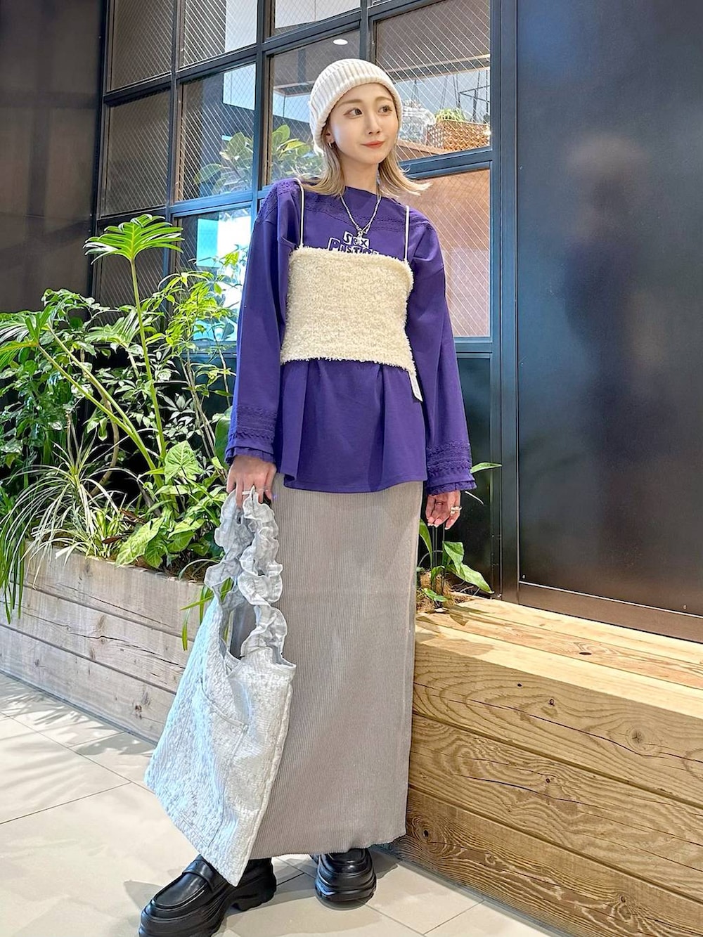 「差し色コーデ、低身長、個性派、デート/ロマンティック、女子会、旅行、niko and ...、ニット帽、Tシャツ、ロンT、スカート、ロングスカート、ニット、トートバッグ、バッグ」|「niko and...のオリジナルアソートフリルトートバッグ(トートバッグ、グレー系)」を使った、すなぎもさん(レディース・153cm)の冬コーディネートの3枚目の写真