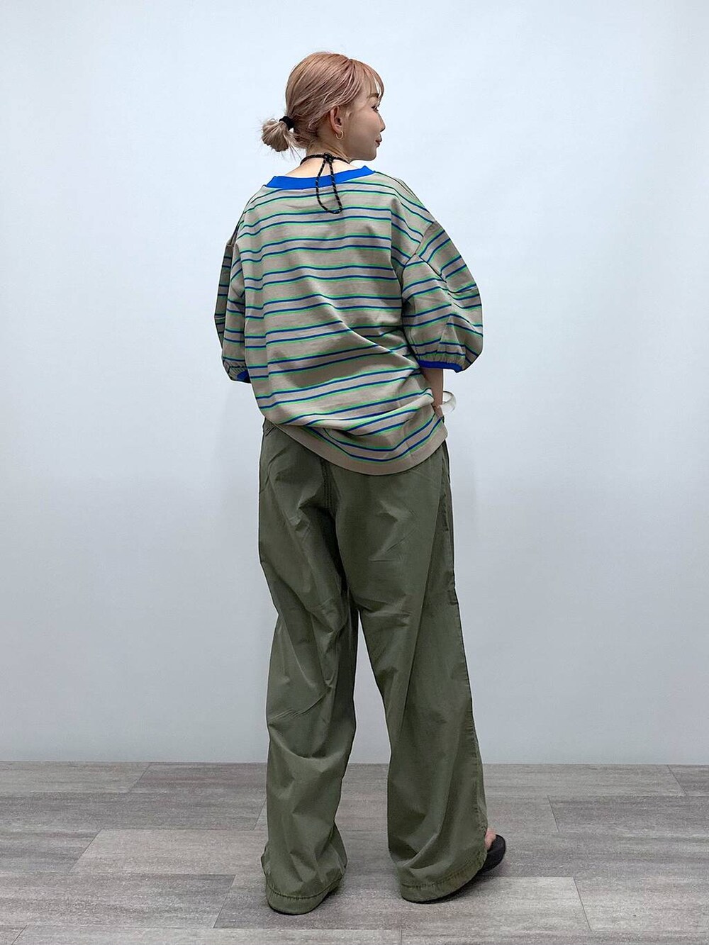 ベージュ系のショルダーバッグ、ベージュ系のTシャツ/カットソー、グリーン系のその他パンツを着用したレディースの夏コーディネートの4枚目の写真