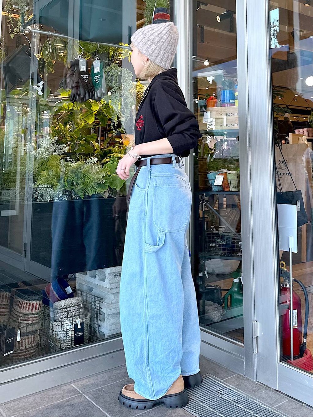 ブルー系のその他パンツ、イエロー系のモカシン/デッキシューズ、ベージュ系のトートバッグを着用したレディースの秋コーディネートの2枚目の写真