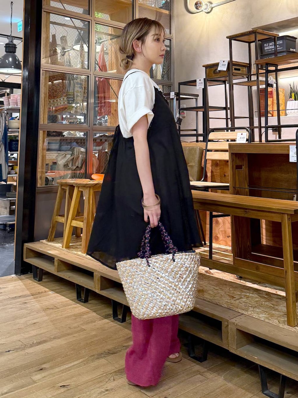 パープル系のその他パンツ、イエロー系のサンダル、グレー系のかごバッグを着用したレディースの夏コーディネートの2枚目の写真