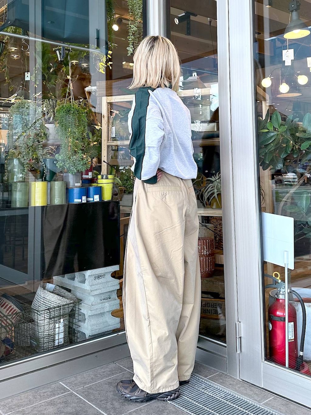 ブラウン系のスニーカー、イエロー系のチノパンツ、グレー系のTシャツ/カットソーを着用したレディースの夏コーディネートの3枚目の写真