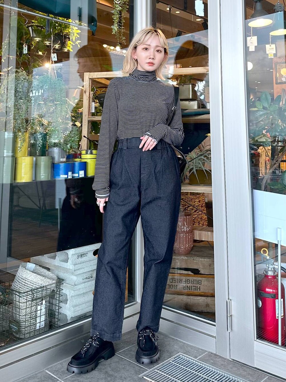 ブラック系のその他パンツ、ブラック系のTシャツ/カットソー、ブラック系のショルダーバッグを着用したレディースの夏コーディネートの3枚目の写真