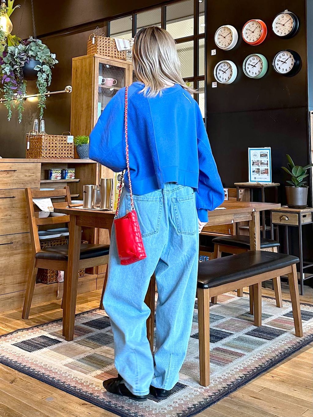 「差し色コーデ、低身長、個性派、デート/ロマンティック、女子会、旅行、niko and ...、スウェット、デニムパンツ、ワイドパンツ、ショルダーバッグ、バッグ、パンプス、ワントーン、オーバーサイズ」｜「niko and...の[MODE NORM CORE]コットン3Dパンツアソート（その他パンツ、ブルー系）」を使った、すなぎもさん（レディース・153cm）の春コーディネートの3枚目の写真