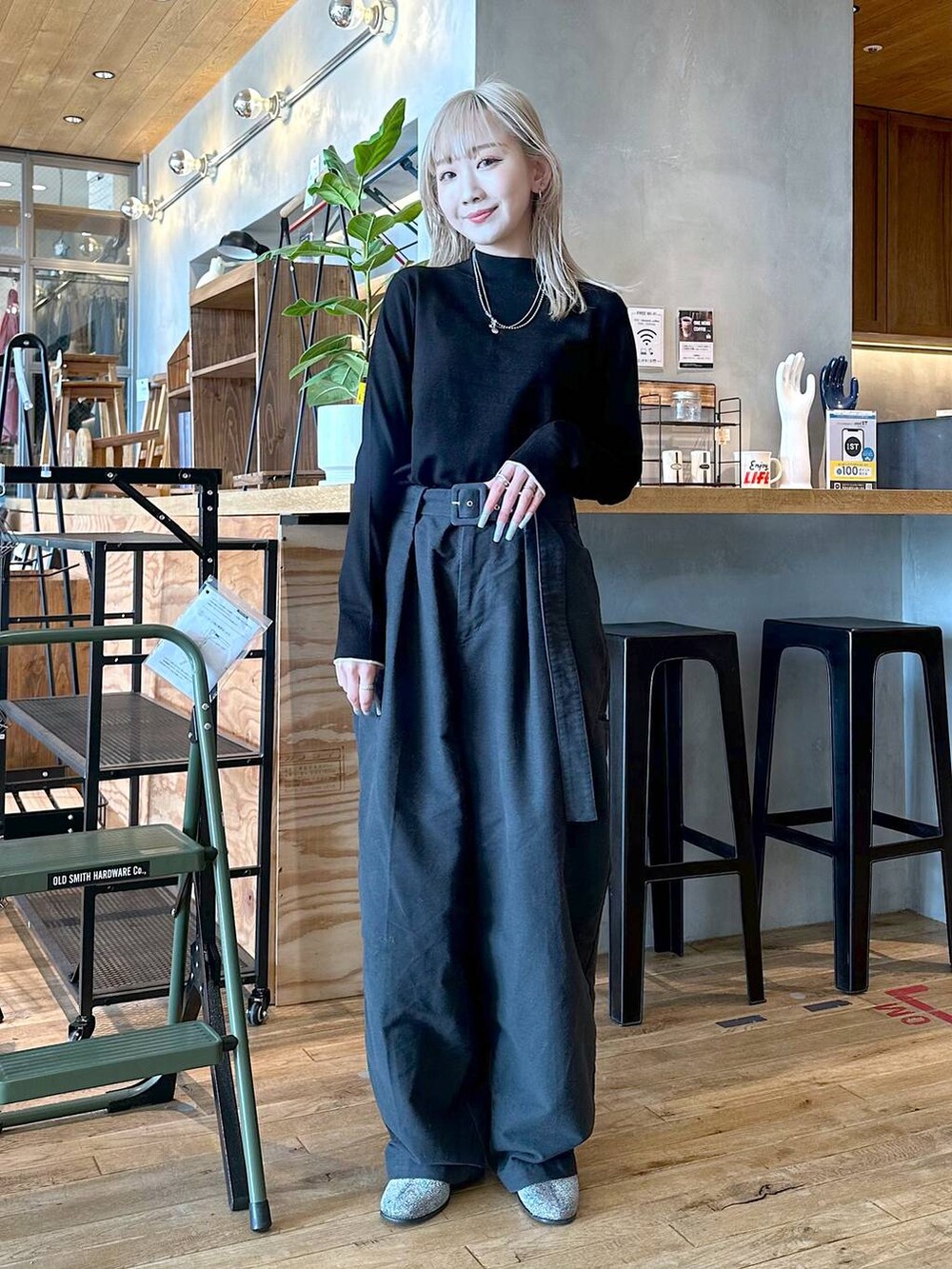 グレー系のその他パンツ、グレー系のブーツ、ブラック系のニット/セーターを着用したレディースの冬コーディネートの3枚目の写真