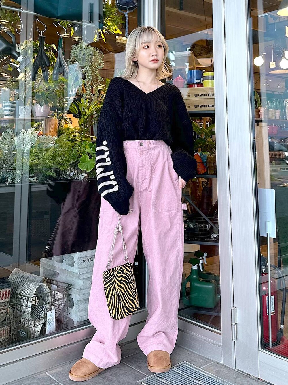 「差し色コーデ、低身長、個性派、デート/ロマンティック、女子会、旅行、niko and...、ニット、ワイドパンツ、ショルダーバッグ、バッグ、ブーツ、オーバーサイズ、秋コーデ、冬コーデ」｜「niko and...のビンテージ風コーデュロイパンツ（その他パンツ、ピンク系）」を使った、すなぎもさん（レディース・153cm）の秋コーディネートの4枚目の写真