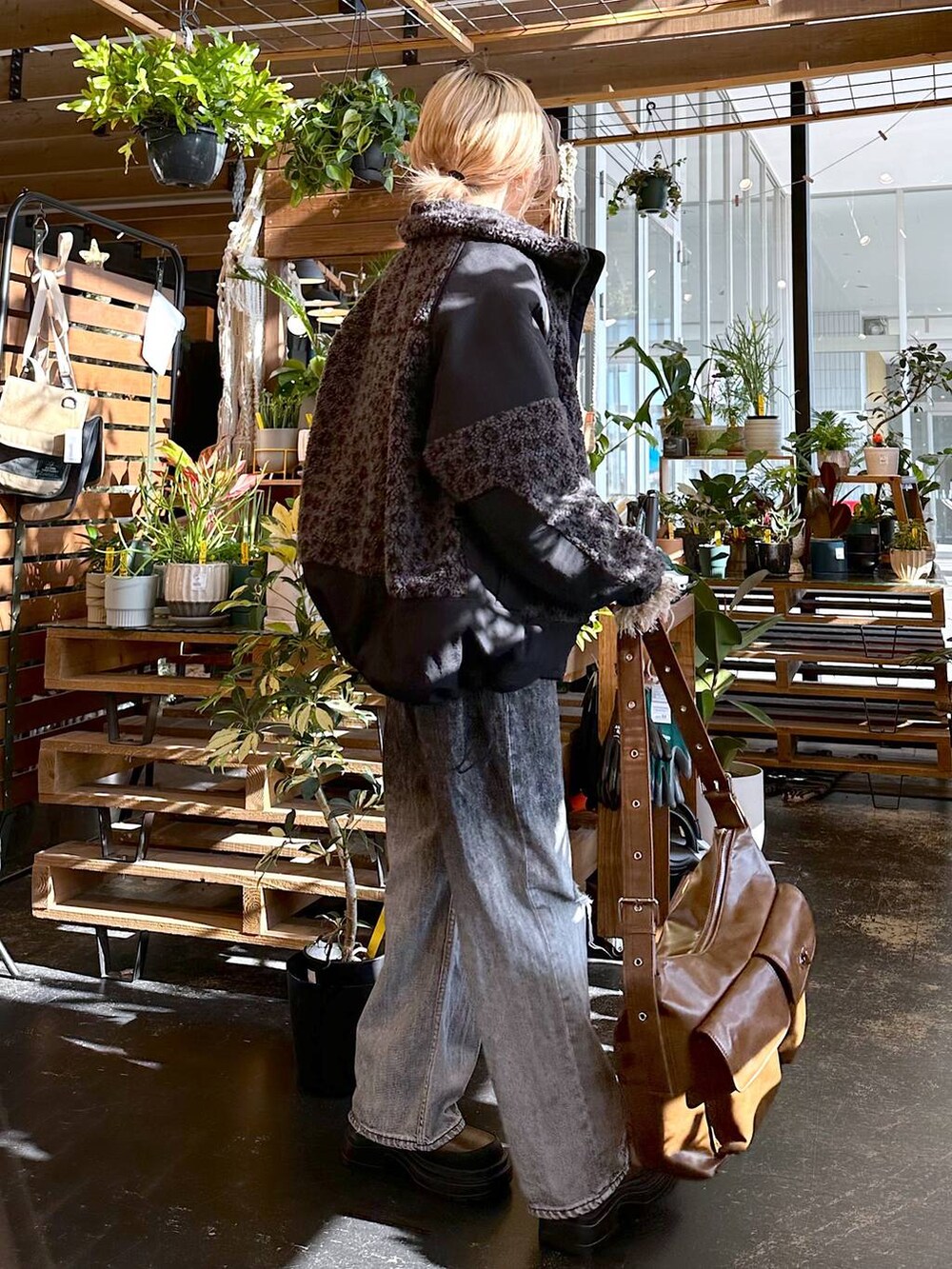 「差し色コーデ、低身長、個性派、デート/ロマンティック、女子会、旅行、niko and ...、アウター、ジャケット、デニムパンツ、ワイドパンツ、パンツ、ショルダーバッグ、バッグ、ショートブーツ」|「niko and...のスポーティースタンドボアジャケット(ブルゾン、グレー系)」を使った、すなぎもさん(レディース・153cm)の秋コーディネートの3枚目の写真