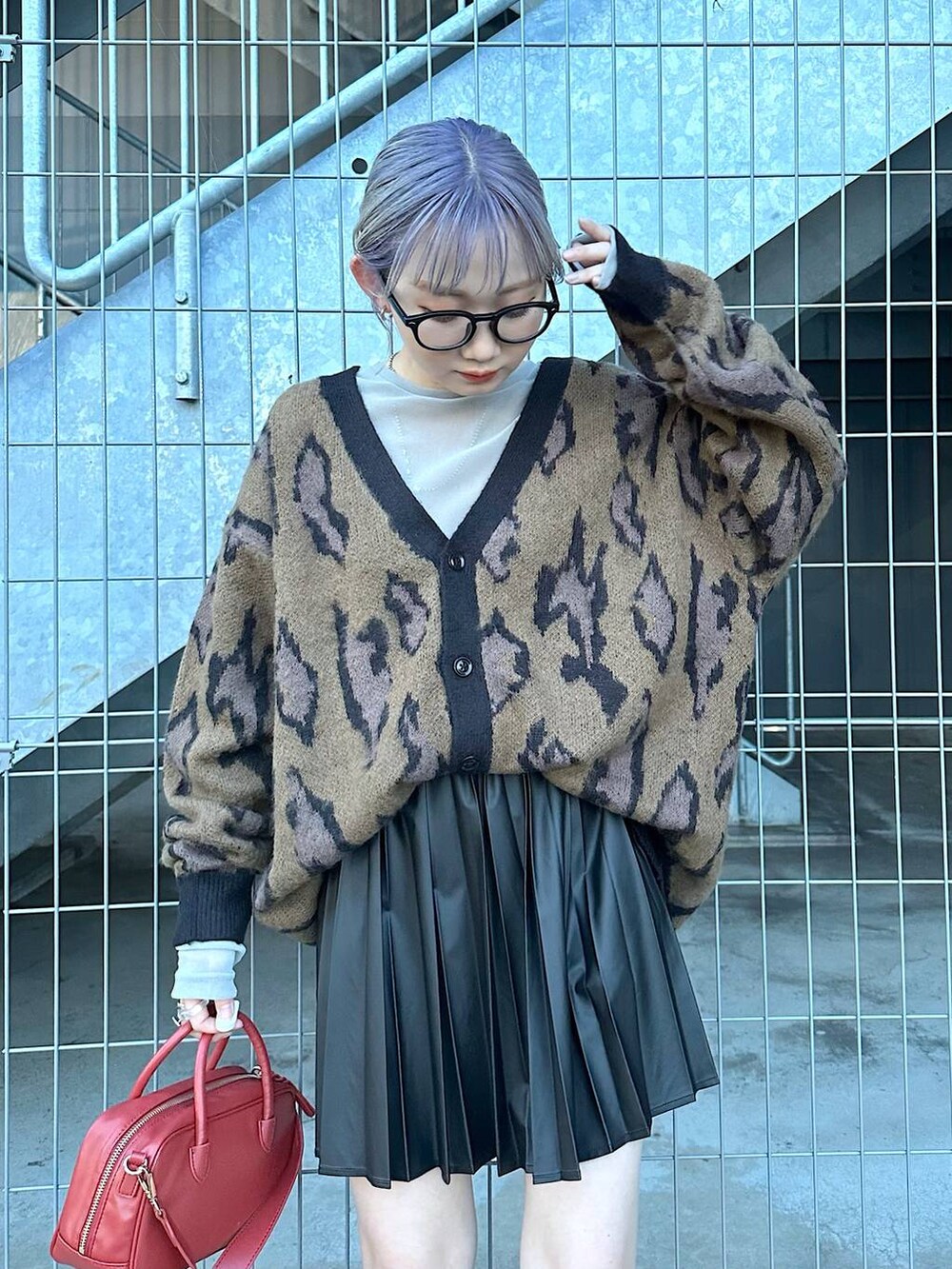 ブラウン系のカーディガン/ボレロ、グレー系のブーツ、ブラウン系のショルダーバッグを着用したレディースの秋コーディネートの7枚目の写真