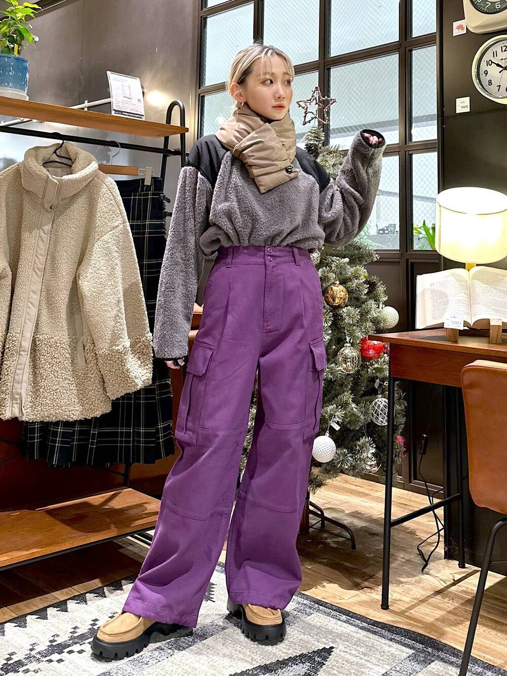 「差し色コーデ、低身長、個性派、デート/ロマンティック、女子会、旅行、niko and ...、ピアス、マフラー、ワイドパンツ、オーバーサイズ、アウトドア、メンズライク、スポーティ、冬コーデ」|「niko and...のSilver925 フープピアス(ピアス(両耳用)、グレー系)」を使った、すなぎもさん(レディース・153cm)の秋コーディネートの2枚目の写真