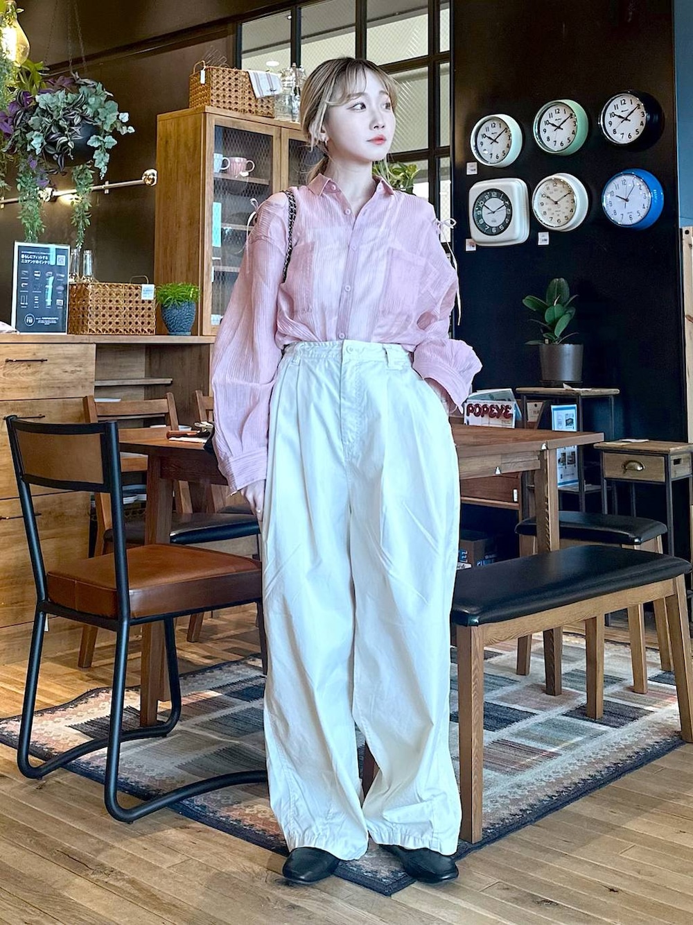 「オーバーサイズ、春コーデ、差し色コーデ、低身長、個性派、デート/ロマンティック、女子会、旅行、niko and ...、シャツ、キャミソール、ワイドパンツ、パンツ、ショルダーバッグ、バッグ」｜「tiny tinyのビジューチェーンショルダーバッグ[tiny tiny(ティニーティニー)]（ショルダーバッグ、ブラック系）」を使った、すなぎもさん（レディース・153cm）の春コーディネートの2枚目の写真