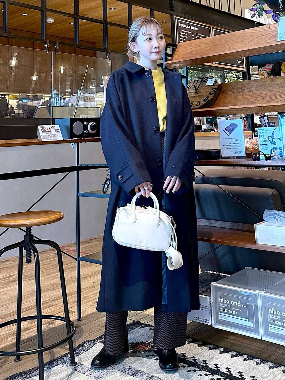 「差し色コーデ、低身長、個性派、デート/ロマンティック、女子会、旅行、niko and ...、バッグ、コート、アウター、ニット、ワイドパンツ、ショルダーバッグ、ハンドバッグ、ショートブーツ」|「niko and...のウーリーテックステンロングコート(ステンカラーコート、ブルー系)」を使った、すなぎもさん(レディース・153cm)の冬コーディネートの2枚目の写真