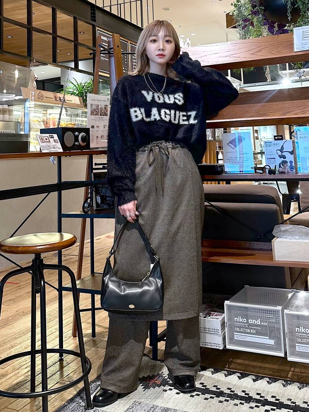 「差し色コーデ、低身長、個性派、冬コーデ、オーバーサイズ、セールコーデ、デート/ロマンティック、女子会、旅行、niko and ...、ニット、スカート、ワイドパンツ、ショルダーバッグ、バッグ」｜「niko and...のオリジナルシューズケース2個セット（収納グッズ、その他）」を使った、すなぎもさん（レディース・153cm）の冬コーディネートの4枚目の写真