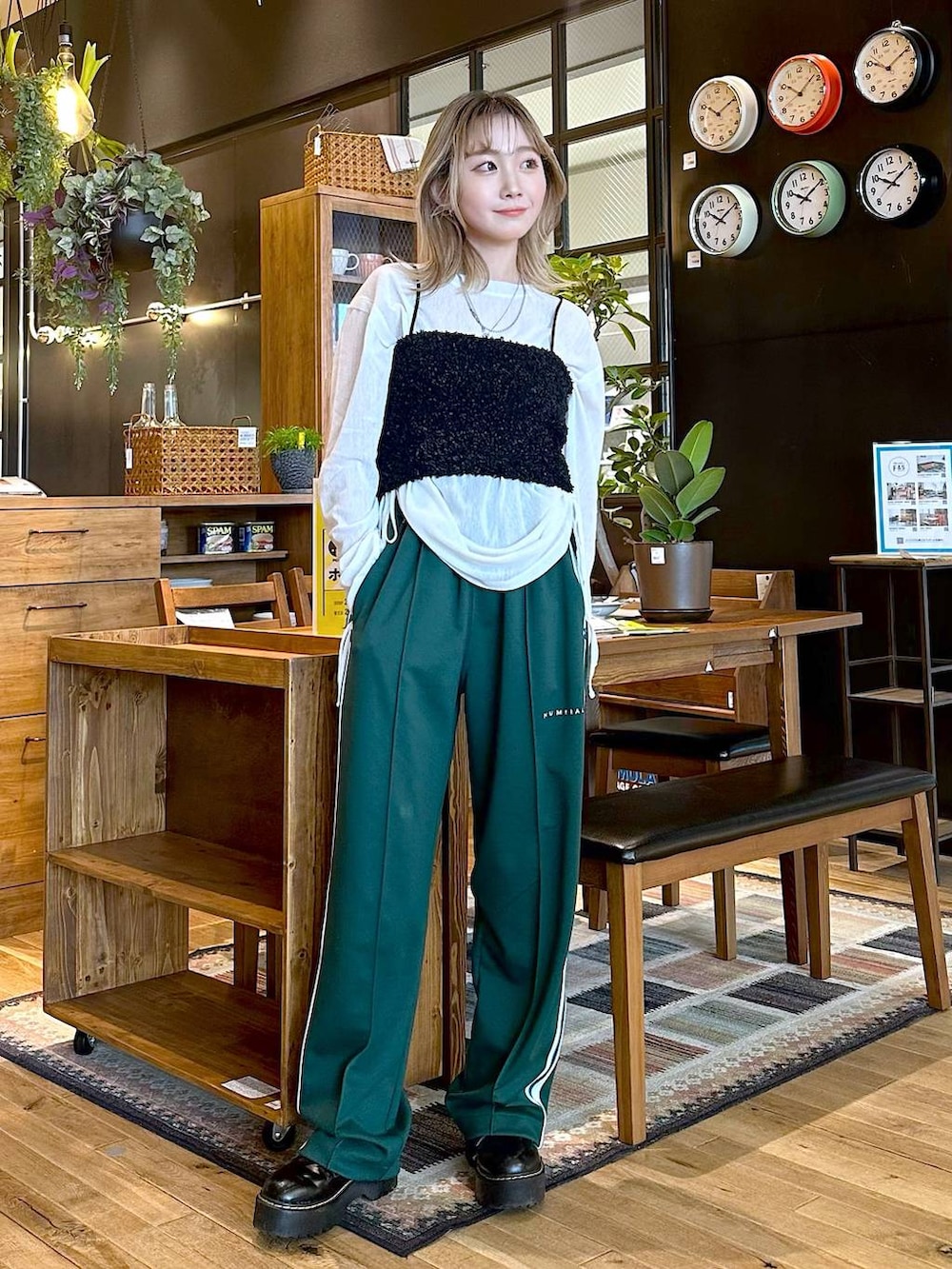 ブラック系のベスト、グリーン系のその他パンツ、ベージュ系のTシャツ/カットソーを着用したレディースの春コーディネートの2枚目の写真