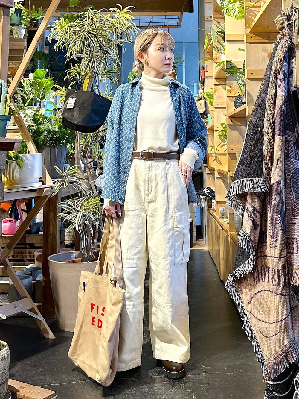 ベージュ系のニット/セーター、ブラウン系のその他シューズ、ホワイト系のその他パンツを着用したレディースの冬コーディネートの2枚目の写真